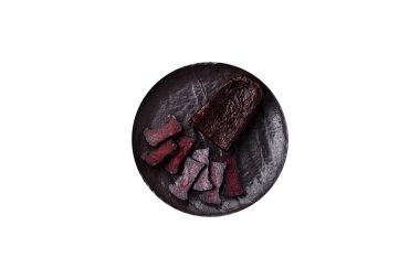 Beyaz arka planda tuz, baharat ve otlu at eti sosisi.