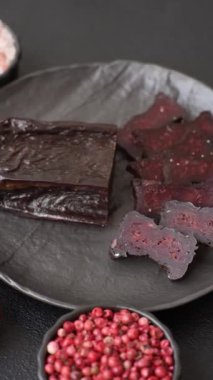 Tuzlu, baharatlı ve çimento kaplı at eti sosisi.