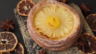 Koyu beton arka planda ananaslı yuvarlak turta.