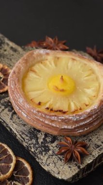 Koyu beton arka planda ananaslı yuvarlak turta.