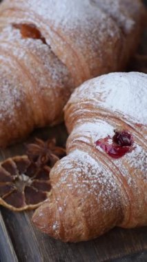 Koyu beton arka planda meyveli taze kruvasan.