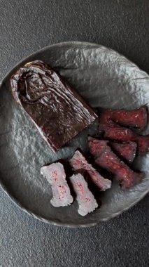 Tuzlu, baharatlı ve çimento kaplı at eti sosisi.