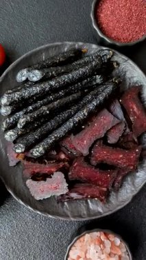 Tuzlu, baharatlı ve çimento kaplı at eti sosisi.