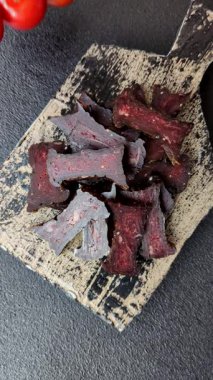 Tuzlu, baharatlı ve çimento kaplı at eti sosisi.