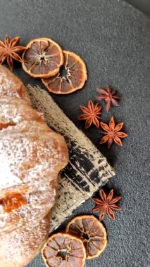 Koyu beton arka planda meyveli taze kruvasan.