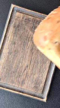 Koyu beton arka planda tahıllı ve tohumlu kahverengi ekmek