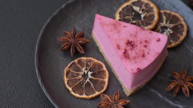 Ahududu ya da çilek aromalı, koyu beton arka planda maskaron peynirli tatlı bir cheesecake.