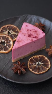 Ahududu ya da çilek aromalı, koyu beton arka planda maskaron peynirli tatlı bir cheesecake.