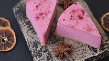 Ahududu ya da çilek aromalı, koyu beton arka planda maskaron peynirli tatlı bir cheesecake.