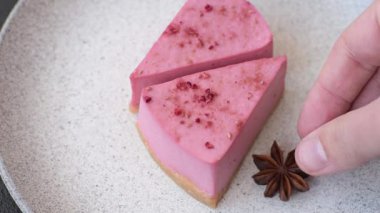 Ahududu ya da çilek aromalı, koyu beton arka planda maskaron peynirli tatlı bir cheesecake.