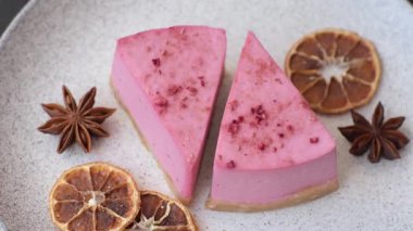 Ahududu ya da çilek aromalı, koyu beton arka planda maskaron peynirli tatlı bir cheesecake.