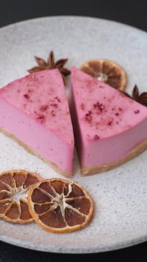 Ahududu ya da çilek aromalı, koyu beton arka planda maskaron peynirli tatlı bir cheesecake.