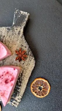 Ahududu ya da çilek aromalı, koyu beton arka planda maskaron peynirli tatlı bir cheesecake.