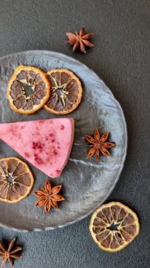 Ahududu ya da çilek aromalı, koyu beton arka planda maskaron peynirli tatlı bir cheesecake.