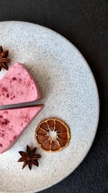 Ahududu ya da çilek aromalı, koyu beton arka planda maskaron peynirli tatlı bir cheesecake.