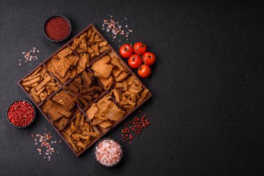 Tohumlar, tanecikler, tuz, baharatlar ve çimento kaplı ev yapımı çıtır kahverengi ekmek cipsleri.