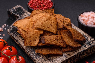 Tohumlar, tanecikler, tuz, baharatlar ve çimento kaplı ev yapımı çıtır kahverengi ekmek cipsleri.