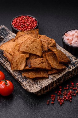 Tohumlar, tanecikler, tuz, baharatlar ve çimento kaplı ev yapımı çıtır kahverengi ekmek cipsleri.