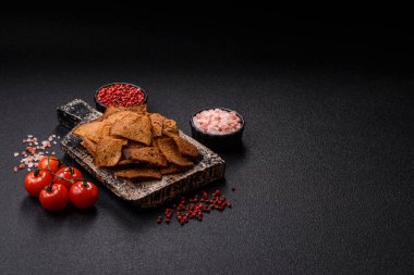 Tohumlar, tanecikler, tuz, baharatlar ve çimento kaplı ev yapımı çıtır kahverengi ekmek cipsleri.