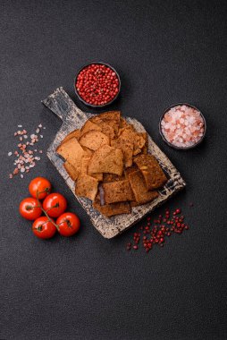 Tohumlar, tanecikler, tuz, baharatlar ve çimento kaplı ev yapımı çıtır kahverengi ekmek cipsleri.