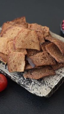 Tohumlar, tanecikler, tuz, baharatlar ve çimento kaplı ev yapımı çıtır kahverengi ekmek cipsleri.