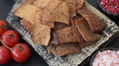 Tohumlar, tanecikler, tuz, baharatlar ve çimento kaplı ev yapımı çıtır kahverengi ekmek cipsleri.