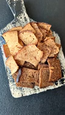 Tohumlar, tanecikler, tuz, baharatlar ve çimento kaplı ev yapımı çıtır kahverengi ekmek cipsleri.