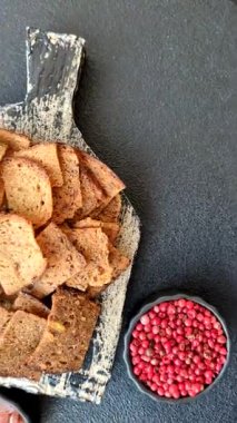 Tohumlar, tanecikler, tuz, baharatlar ve çimento kaplı ev yapımı çıtır kahverengi ekmek cipsleri.