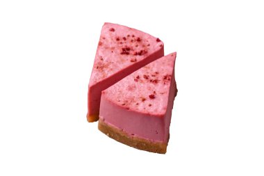 Ahududu ya da çilek aromalı bir parça tatlı cheesecake. Beyaz arka planda maskaron peyniri.