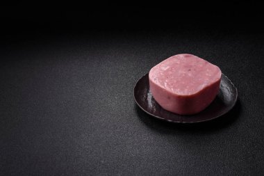 Lezzetli, tuzlu, baharatlı ve çimento kaplı pembe jambon.