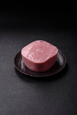 Lezzetli, tuzlu, baharatlı ve çimento kaplı pembe jambon.