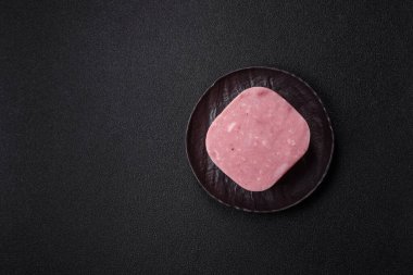 Lezzetli, tuzlu, baharatlı ve çimento kaplı pembe jambon.