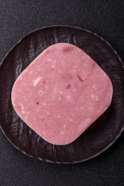 Lezzetli, tuzlu, baharatlı ve çimento kaplı pembe jambon.