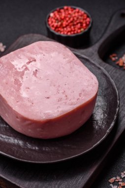 Lezzetli, tuzlu, baharatlı ve çimento kaplı pembe jambon.