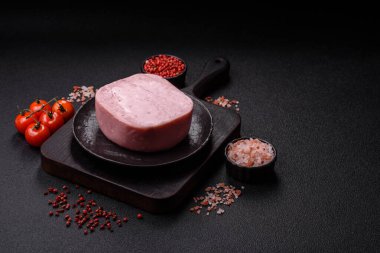 Lezzetli, tuzlu, baharatlı ve çimento kaplı pembe jambon.