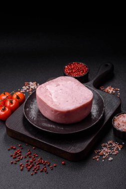 Lezzetli, tuzlu, baharatlı ve çimento kaplı pembe jambon.