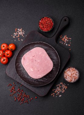 Lezzetli, tuzlu, baharatlı ve çimento kaplı pembe jambon.