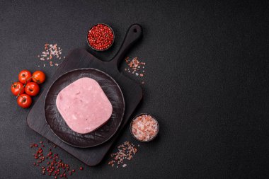 Lezzetli, tuzlu, baharatlı ve çimento kaplı pembe jambon.