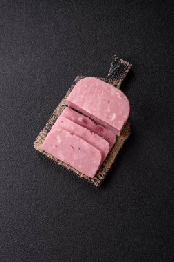 Lezzetli, tuzlu, baharatlı ve çimento kaplı pembe jambon.