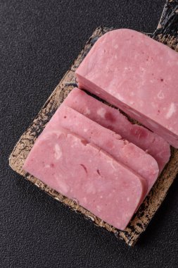 Lezzetli, tuzlu, baharatlı ve çimento kaplı pembe jambon.