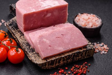 Lezzetli, tuzlu, baharatlı ve çimento kaplı pembe jambon.