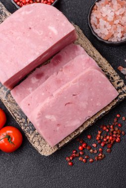 Lezzetli, tuzlu, baharatlı ve çimento kaplı pembe jambon.