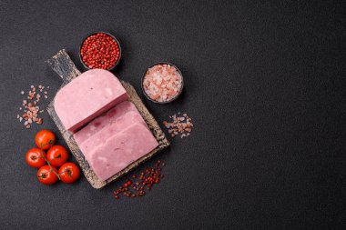 Lezzetli, tuzlu, baharatlı ve çimento kaplı pembe jambon.