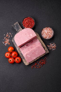 Lezzetli, tuzlu, baharatlı ve çimento kaplı pembe jambon.