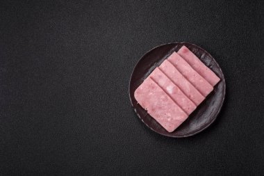 Lezzetli, tuzlu, baharatlı ve çimento kaplı pembe jambon.