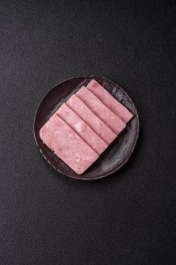 Lezzetli, tuzlu, baharatlı ve çimento kaplı pembe jambon.