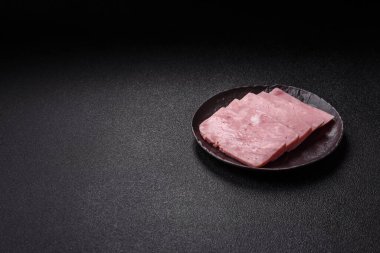 Lezzetli, tuzlu, baharatlı ve çimento kaplı pembe jambon.