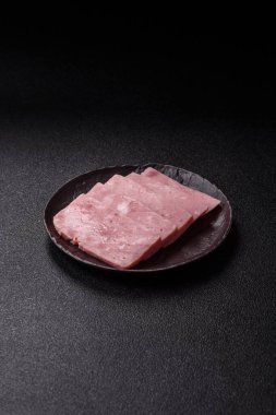 Lezzetli, tuzlu, baharatlı ve çimento kaplı pembe jambon.