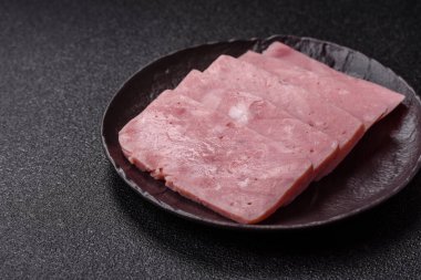 Lezzetli, tuzlu, baharatlı ve çimento kaplı pembe jambon.