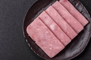 Lezzetli, tuzlu, baharatlı ve çimento kaplı pembe jambon.
